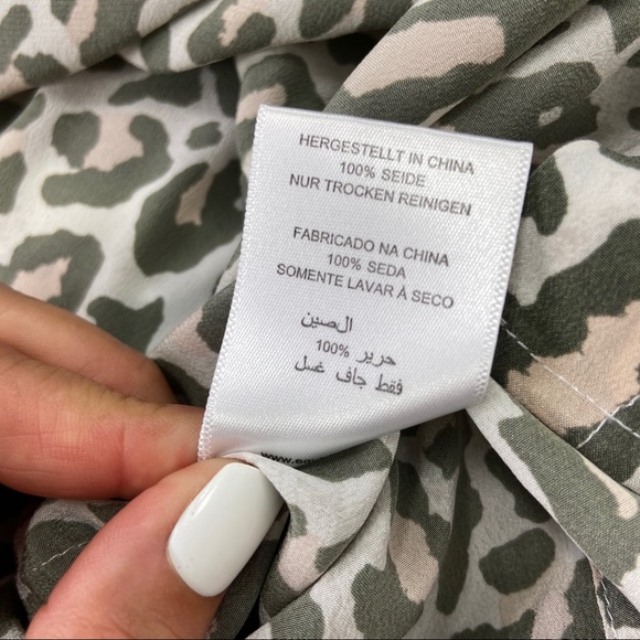 Equipment femme cheetah button down top. Small - Picture 6 of 6